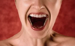 歯。叫ぶ女性